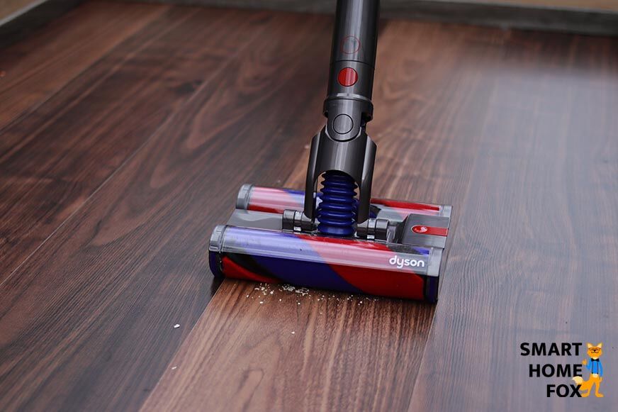 Man sieht, wie der geölte Parkettboden mit einem Akkustaubsauger gesaugt wird.